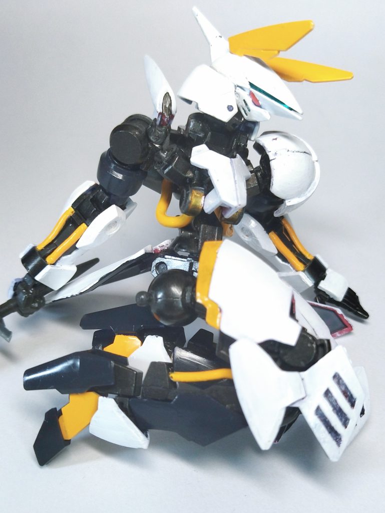 今回は胴体左右のブロックをポリ受けだけ残してぶった切り、肩関節も切り刻んで幅詰めして肩幅を小さくしています。胸部装甲は角度を変えて接着しただけ。頭部はフェイス部分を反転して貼り付け、エアリアルの赤目シールを貼って襟装甲を後頭部に接着してます。これだけで非常にかわいらしくなるのでおすすめ。後は腰部スカートの可動化や大腿接続部をBJに変更したくらいです。