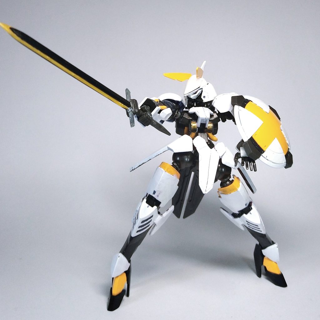 主武装のヴァルキュリアバスタードソード。グリップはベース機からで他はアイロンしたランナーです。素材の味を強調したいので無塗装。設定としては希少金属をケチって他の素材で補った廉価版みたいな感じでしょうか。