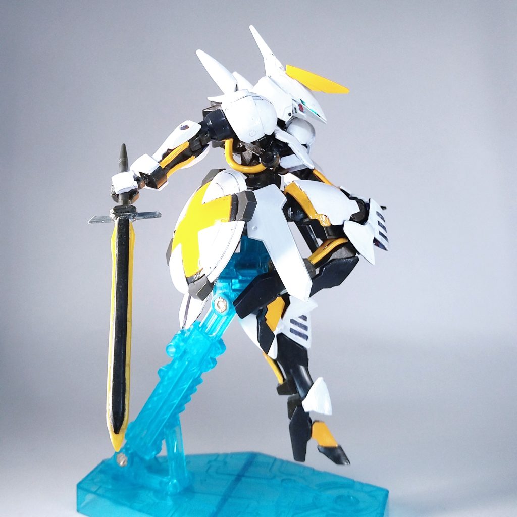 ラウンドシールドはリアスカートに接続可能です。心なしか腕の3mm穴がガバガバな気がするのでこちらに着けがち。後は何枚かパシャリ