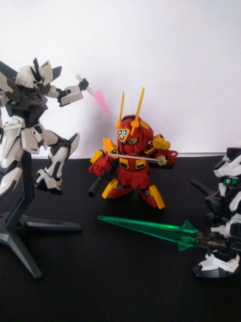 実質 2 対 1!『フミナセンパイ』大ピンチ!『紅武者(くれないむしゃ)』は武者なのに忍者寄りの武装をしています。『SDビルドストライク』は『無人機ガンヴォルヴァのような機体』と思って下さい😋