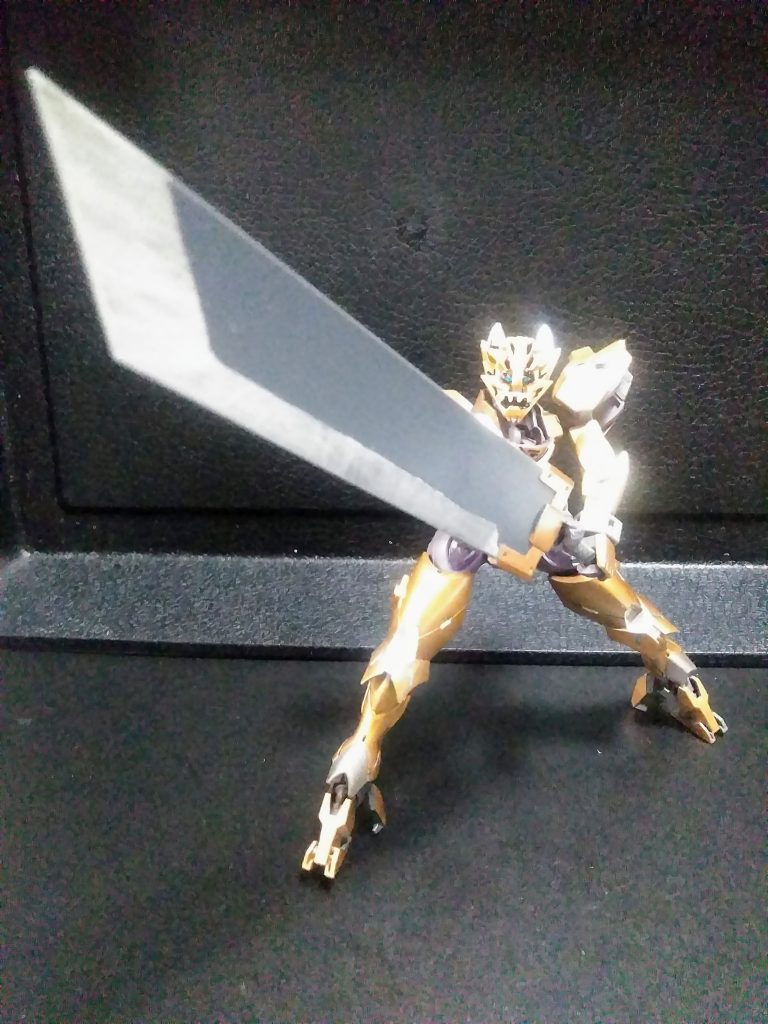 『魔戒騎士』は剣で闘います。此れは特殊なモノでして、状況に寄って、形状を変える事も有ります。『斬馬刀モード』実際は全然形状が違います😥