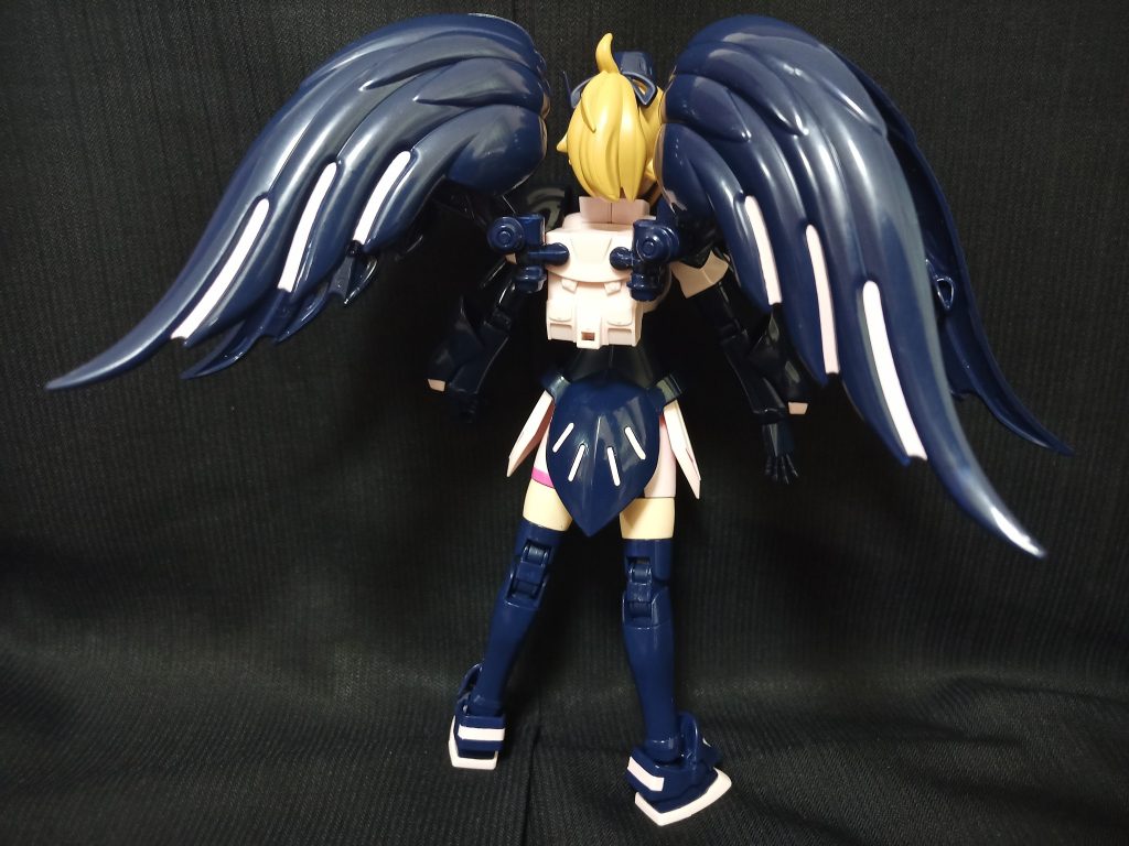 元ネタがキュベレイの為、エルピー・プル機をイメージした塗装にしていますが、堕天使感も踏まえHGUCキュベレイMk-Ⅱよりは黒に近いダークブルーにしてみましたアーマーはつや有り、腹部周りのインナーや後頭部リボンなんかはつや消しで塗装