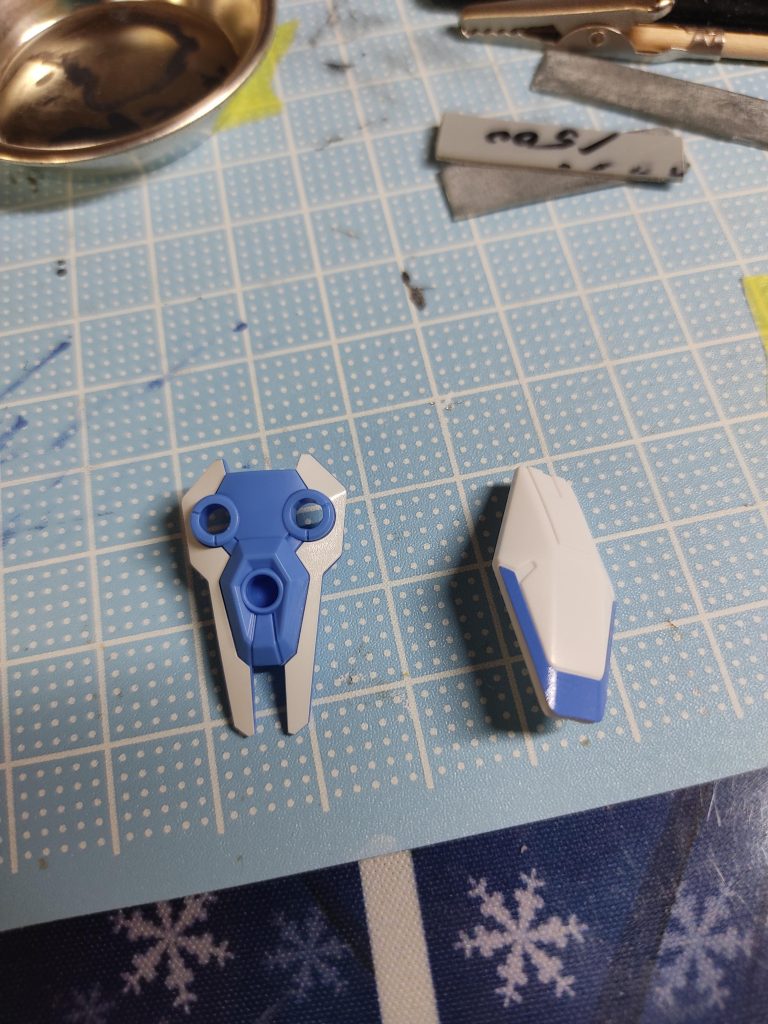 調色して塗り分けようとしたものの、筆塗りで塗り重ねるにはある程度の量を作っとかないとダメかと思い断念した部分。再度調色して色変わるのもなぁって…