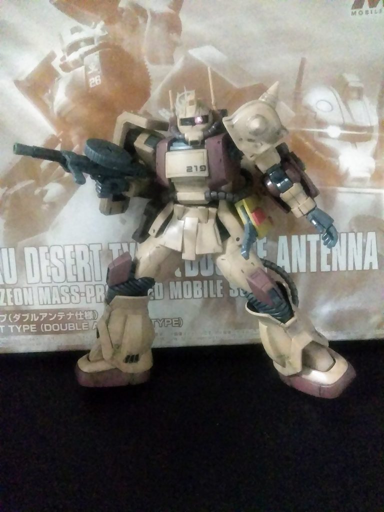 『ジオン軍  ム・コウノホウノ砂漠駐屯部隊』に所属する『アシタモカ・レーダ特務中尉(妄想人妻戦士)』は愛機にて、連邦軍に壊滅させられた所属基地より逃走中『ジオン軍ルッキールー中隊』に保護されるのでした。『専用マシンガン & 特注アサルト ナイフ』を装備😁 マシンガンのデザインが独特😲