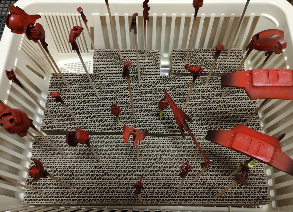 あきらめない。水性モンザレッドで重ね塗り。ダリルバルデっぽくなってきた。