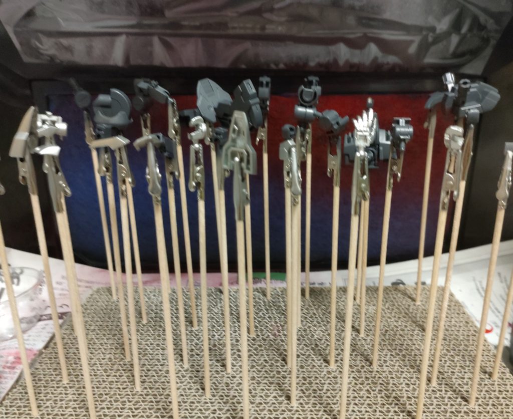 フレームはメカサフスーパーヘヴィ。白外装部分はMr.カラースーパーチタン2で。メカっぽくて好き。