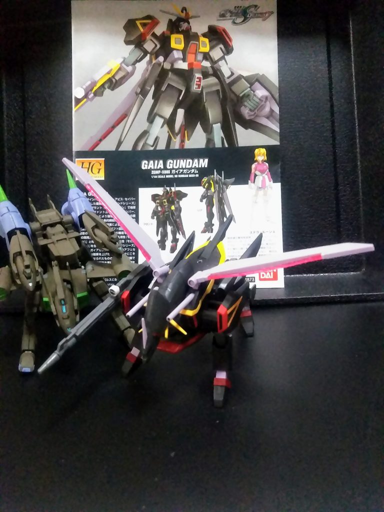 武装は肩越しの『ビーム突撃砲 × 2 』ウイング状の『ビームブレイド × 2』口?先に『12.5mm機関砲 × 2 』となっています😁