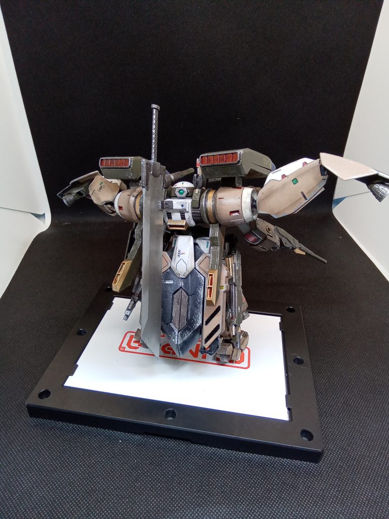 背部大型実体剣とシザーシールドを装備腰部にビームキャノンを2門装備