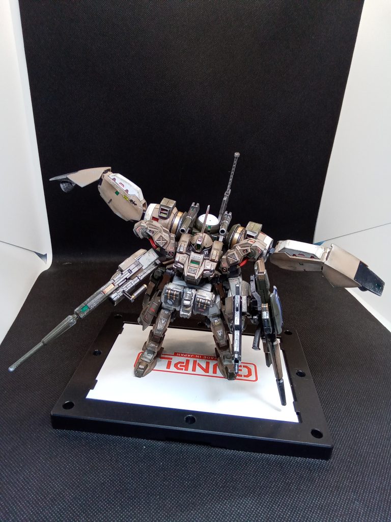 三連装大型ロケット弾×2はパージ可能(ネオジム磁石内蔵) 頭・胴体・肩・腰・足をパテでデザイン変更していますバオリパックも大型バインダーを追加