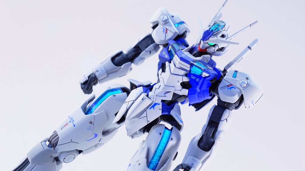 シェルユニットの赤いメッキのクリアーレッドだけシンナーで落とし、蛍光ブルーと蛍光ブルーグリーンを調色。パーメットスコアシックス風に光るようにしました。