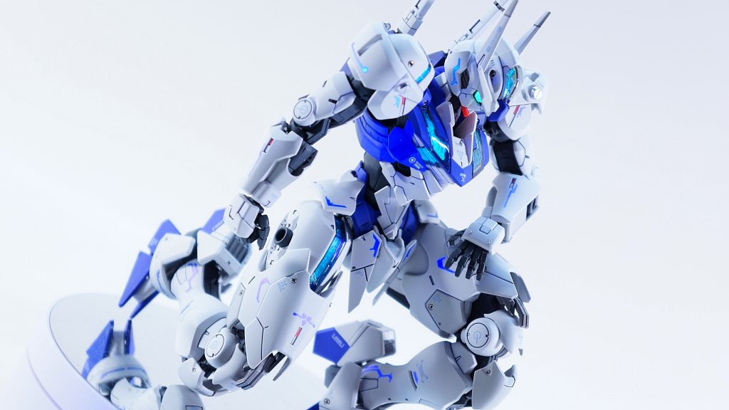 めっちゃ可動がいいんで、膝立ちがまぁ決まる！アシタのデカールでUVライトに反応するタイプのものがあったので、全身に入れてます。