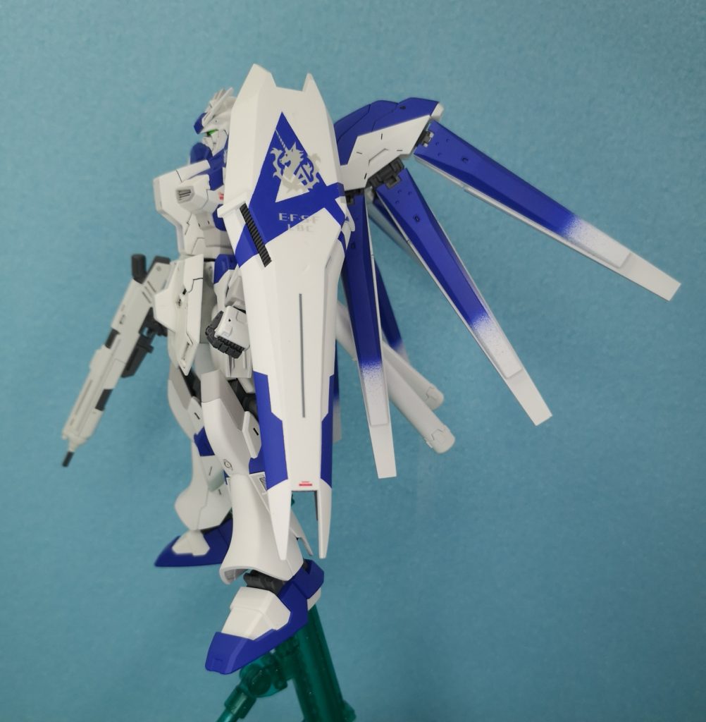 ってことで、仮組みのままほったらかしてあった、HGUCをひっぱり出して塗装で再現…マスキングがチョイ大変＆失敗でしたが、パッと見、まぁまぁな出来ではないかと…メタルビルドが再販？リニューアル？されますね…オプションも再販されないのかなぁ…？まぁ…どっちにしても高くて買えないけど…ってか…買うなら年明けのPG νガンダムだよね…