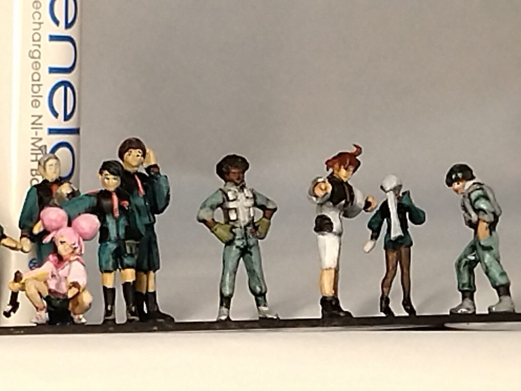 スレッタ「ミオリネさん、もう撮りますよ~」ミオリネ「・・・ちょっと待って、仕事が・・・」オジェロ「やるからにはガンバっぞ!」リリッケ「みなさ~ん、大丈夫ですか~?」アリヤ「おとなしくしてるんだぞ」 ヤギ「メ〜~」チュチュ「気合い入れてくんぞ~」ニカ「チュチュ、立ちなよ〜」マルタン「みんなまとまってくれよ〜」ティル「・・・」ヌーノ「・・・・・・ん? 何かしてんのか?」