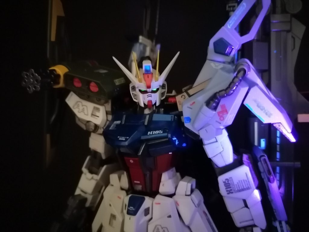 頭部カメラ・デュアルアイ・ビームライフルのスコープ・ビームサーベル等は蛍光カラーで塗装したので、UVライトで光ります。白色のデカールも蛍光デカールなので、UVライトで光ります。最後まで見ていただき、ありがとうございます😸