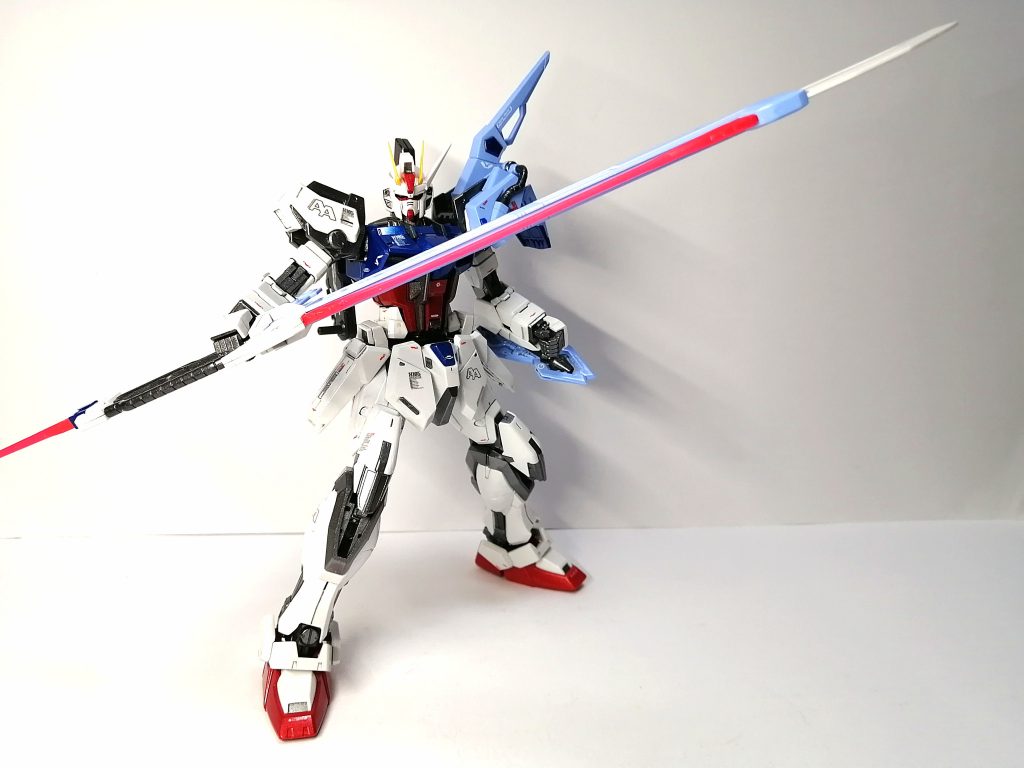 ソードストライク。対艦刀は重いので、片手で持つと、だんだん下がってきます。