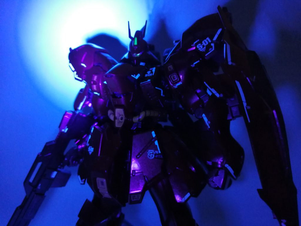 モノアイ・頭部カメラ・白色デカールはUVライトで発光します。きらきらの発光状態もいいですね🤩