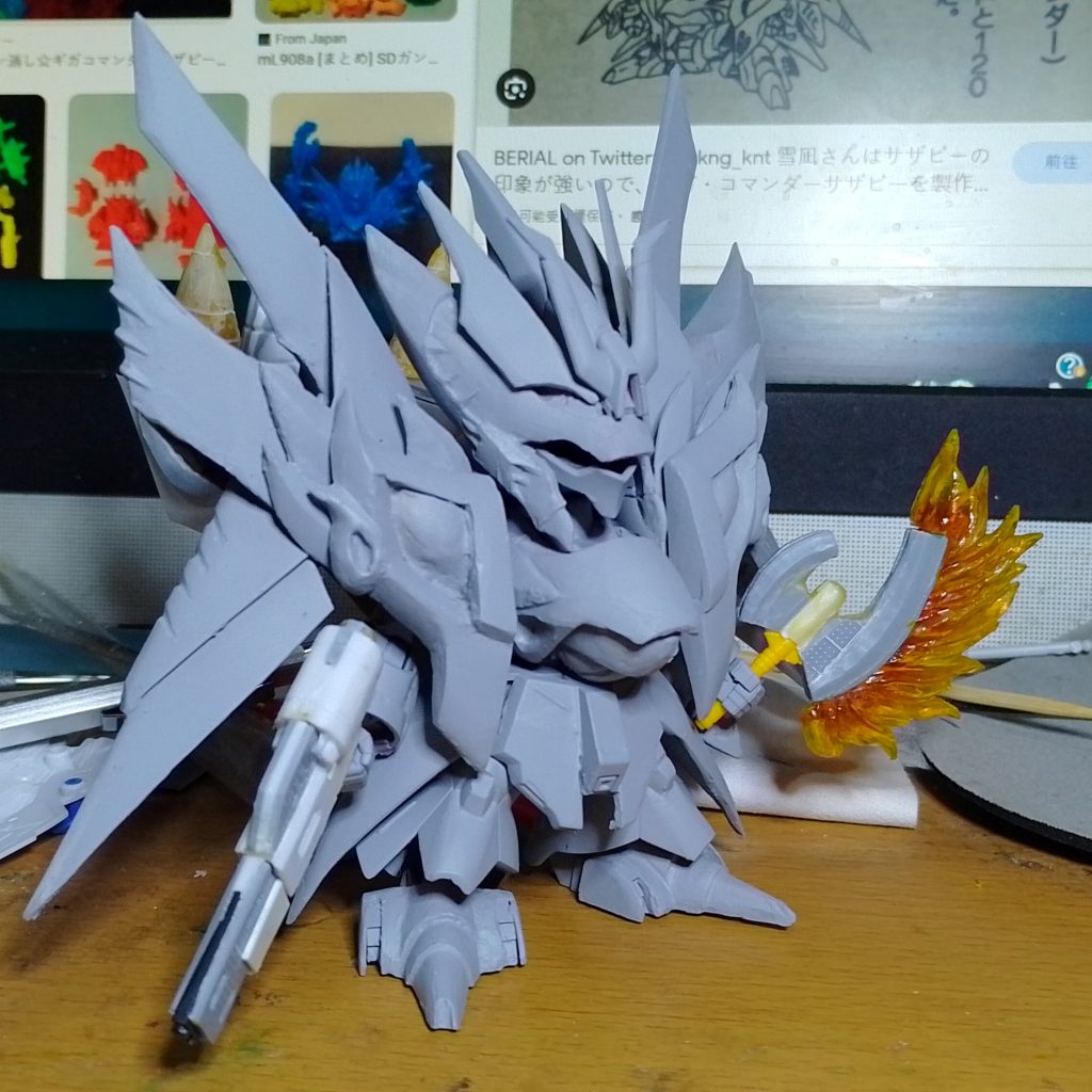 プライマーを吹き付けた状態腹部の炮口構造とアンテナの折れ曲がった角を修復します。