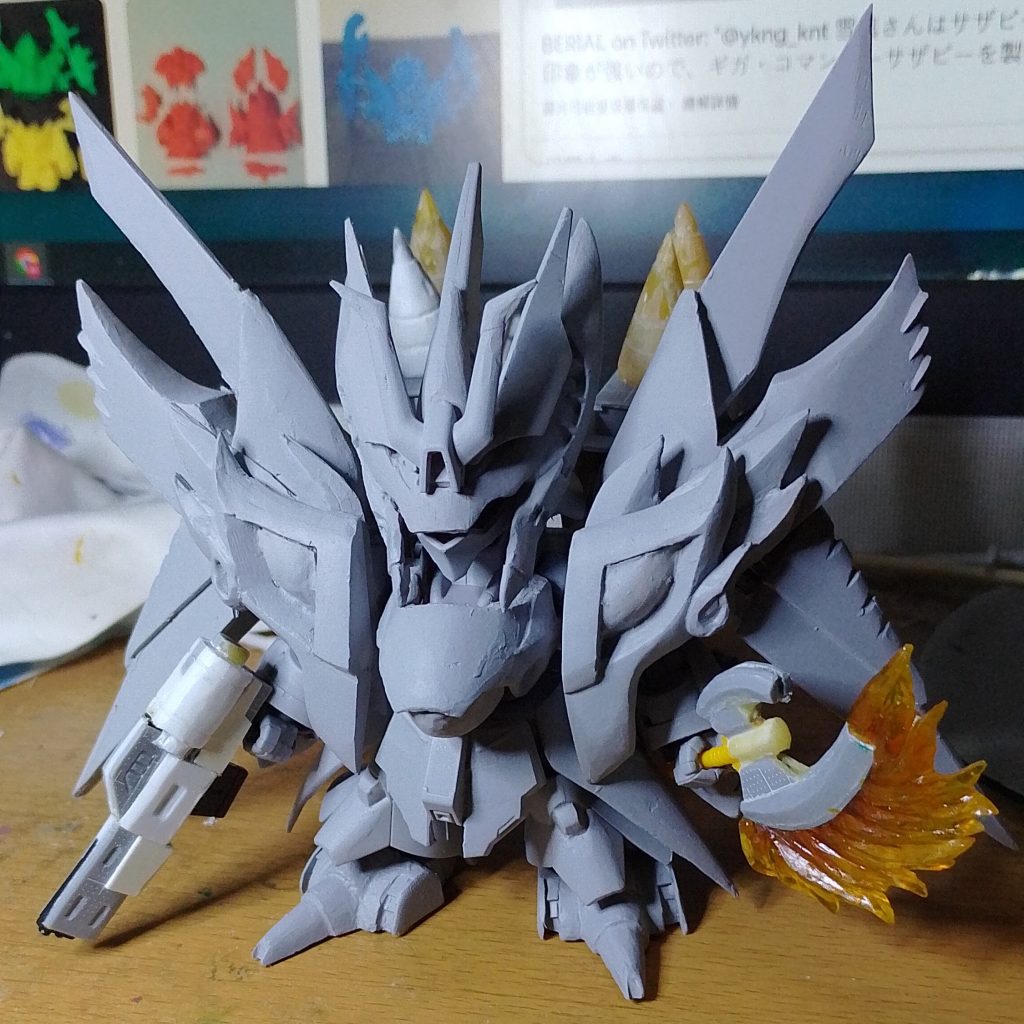 完全武装形態胴体、武器、バックパックに至るまで、EXSDサザビーのオリジナルパーツをほぼそのまま残しています(現時点で残っているパーツはシールドのみ) 曲面の多さにより製作が前作より複雑になっております。曲面は土を使って仕上げる伝統的な方法で仕上げるので、全体の重量の大幅な増加を避けることができます。そのため、多数の電動半田付けツールを使用してプラスチック板を溶かして曲面を作り、細部や模写が必要な部分のみにUVパテを使用することで、改造後のモデルの大幅な軽量化を実現するだけでなく、従来の方法に比べて、土を詰めて乾燥を待つ時間を大幅に節約できます。