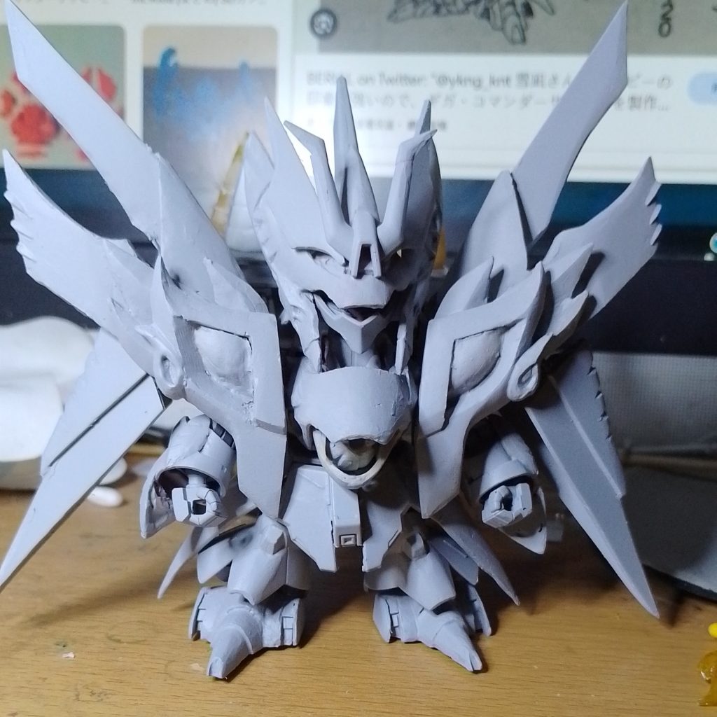 主炮「フレームサザビ ―」文字だけで参考になる絵がなかったので、アークエンジェル「陽電子破城砲ローエングリン」の外観と開閉構造をモデルにしてオリジナル版を作成しました。