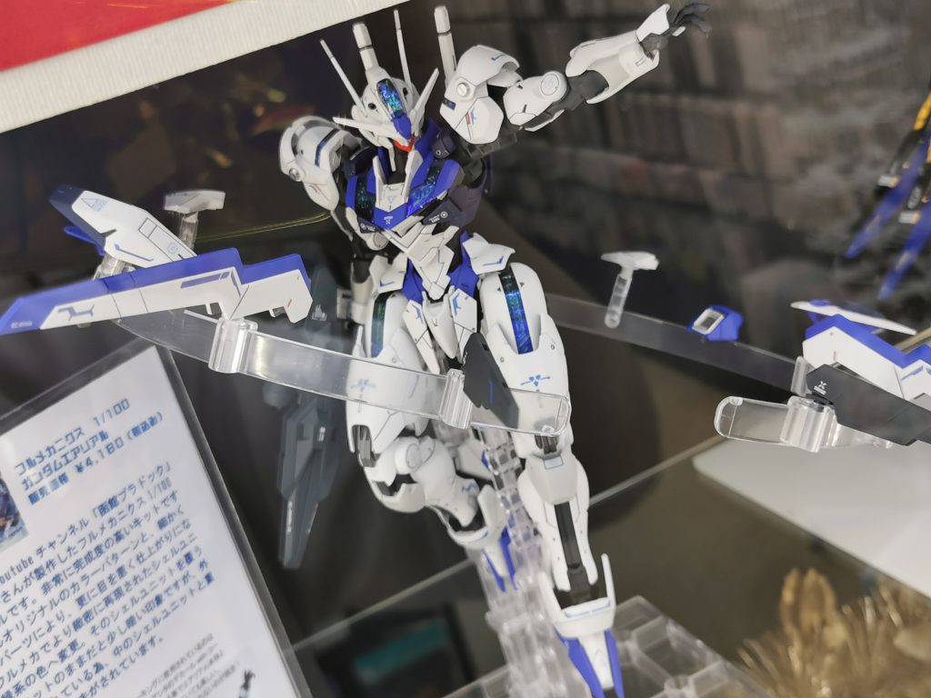 お店に飾らせていただきました。シェルユニットの上にかぶせるスモークかかったクリアパーツには、オーロラブルーシールっていう偏光素材を貼りました。光の角度で青く光ります。ずっとUVライト浴びせるわけにもいかないですしね。