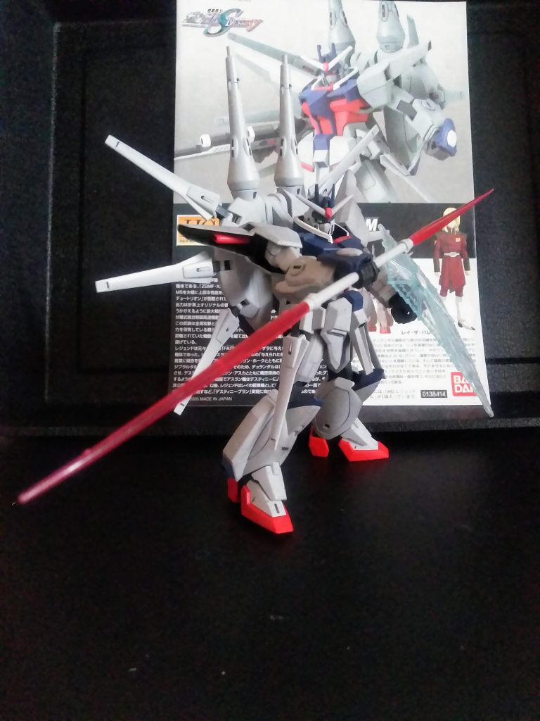 『活躍の場を宇宙に想定しているのなら、何で地上に持って来た！😠 』といつもモヤモヤしてました😤 　　　　　　　　　　　　　   それにしても、単体でずっと飛行していた気がする🤔サーベルは繋げて『ジャベリン』にする事も可能(キットは専用パーツ付属)