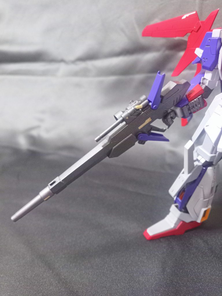 ビームライフルなんですがスコープから伸びたパイプが酷いので違うものに差し替えました。あとはハイパーメガランチャーのパーツを付け足して、ロング・メガバスターのカスタムタイプとしました。