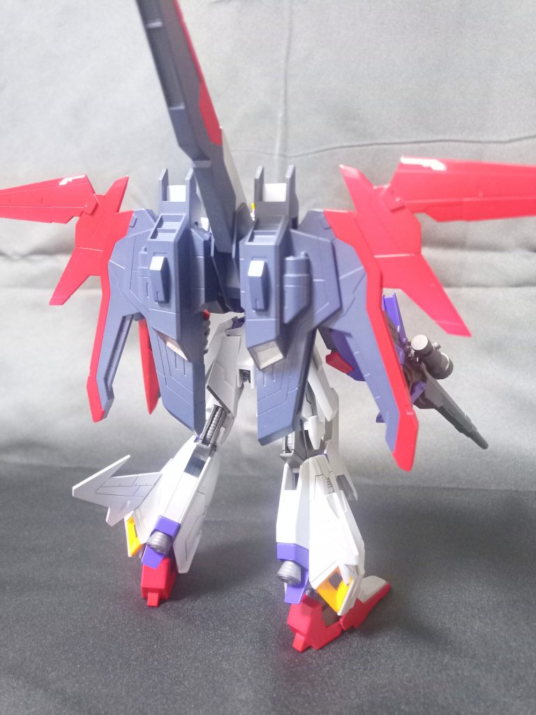 背中。羽はビルダーズパーツから取ってきて羽感を足しました。ふくらはぎにも前進翼が付いてたので、ジャンクパーツとなっていたラブファントムから拝借。羽感を足しました。
