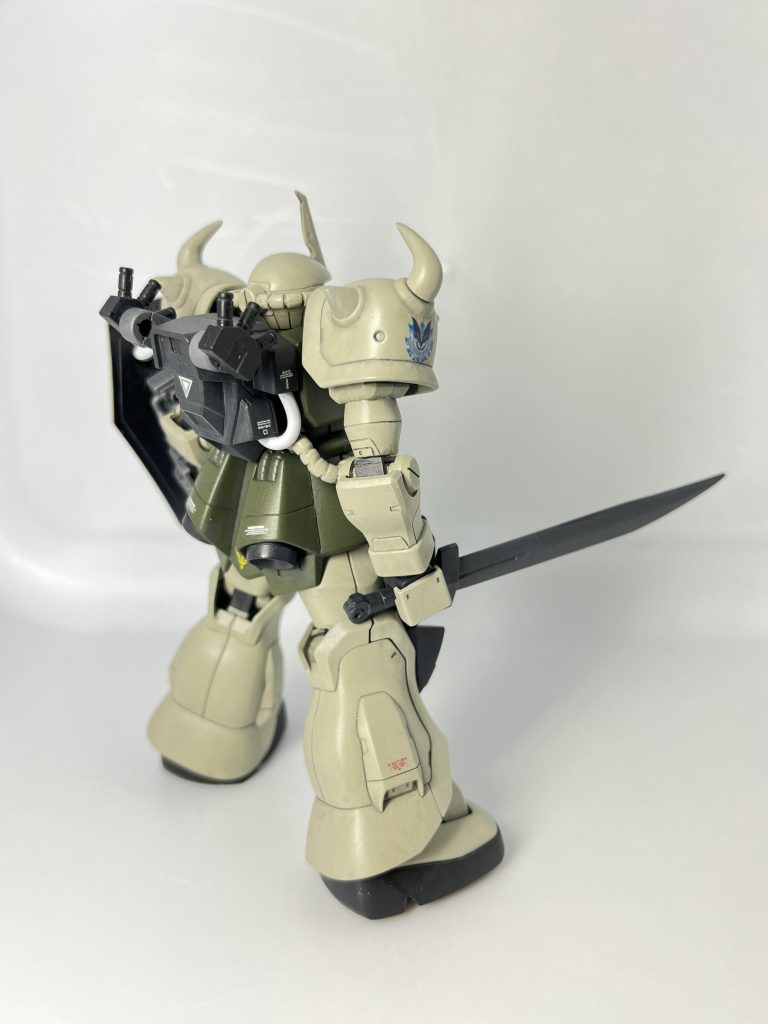 原作でもあった煙幕武器としてスモークディスチャージャーをバックパックに装備させてみました。