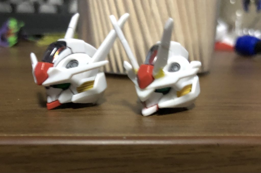 エアリアルっぽさを残しながら大胆に印象を変えてみたいなと思って両サイドに伸びてたブレードアンテナ?をへし折って正面に冠っぽくくっつけました。あとはプラ板で各所延長やらなんやら適当にいじり倒しました。