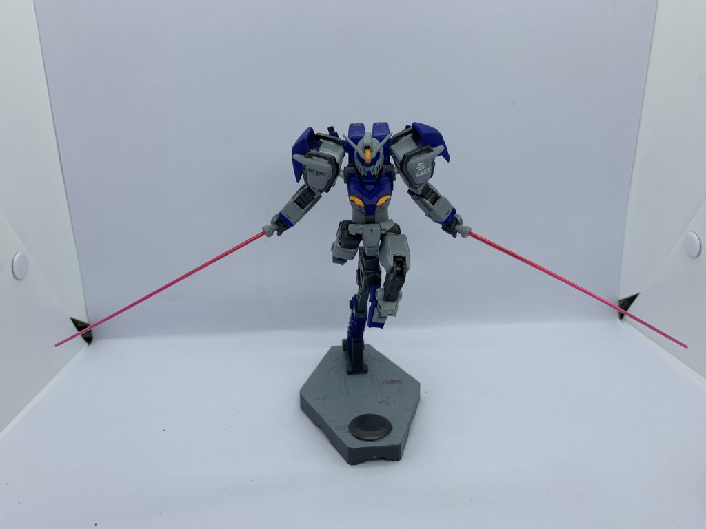 手首パーツは30MMハンドパーツセットのポルタノヴァの手甲がデュエルに似てた為採用。おかげでいろんな表情が作れる。デュエルといえばの二刀流も角度付き武器持ち手のお陰でそれっぽくなる！