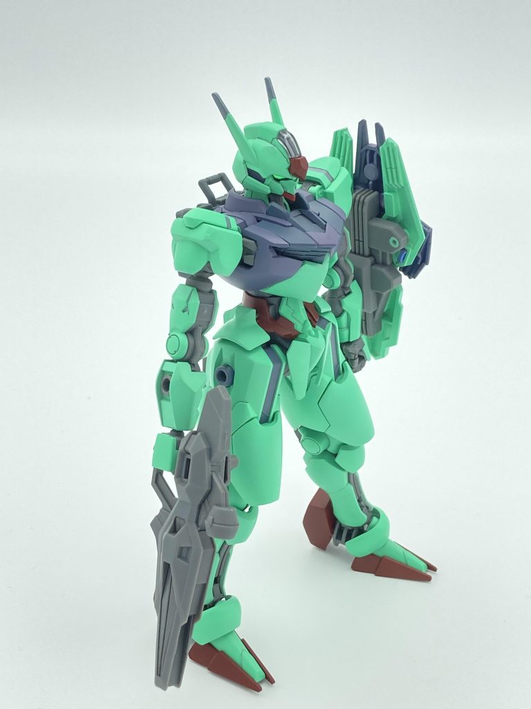 左右斜めから変更部分としては・頭部V字アンテナ廃止(ルブリスっぽくなりました)・胸部の簡素化・両肩の簡素化・ヒザの放熱板のようなもの廃止・スネガードの耳みたいなもの廃止・踵の放熱板のようなもの廃止・ビットシールドのライフルと腰に接続できる部分廃止・その他各部の細かいデティール簡素化・バックパック変更