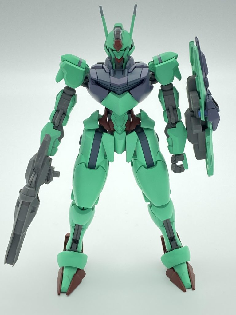 正面からカラーに関してはジェガン・ダガーLあたりをイメージしましたインモールド成型や裏張りシールなんかの部分はソリッドカラーで塗りつぶし、キットの目玉部分を潰すという勿体ない使い方をしてしまった・・・エアリアルの感じを残しつつ、量産機のようなシンプルなつくりを目指しましたが、顔のルブリス感が強いので何か違う感じはします・・・パトレイバーのイングラムっぽくも見えますね