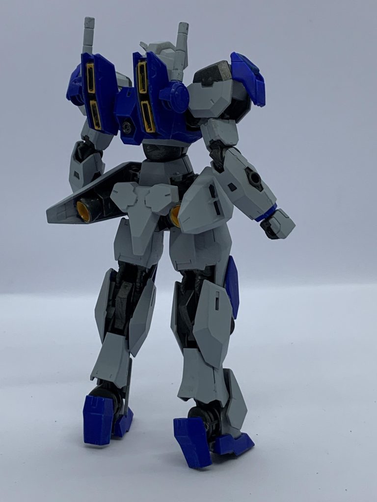 前後。ビームサーベルラックはルブリスから。肩のパーツはエアリアルの盾から。名前の由来はギリシャ神話の水星の神のヘルメスとギリシャ語で決闘から。