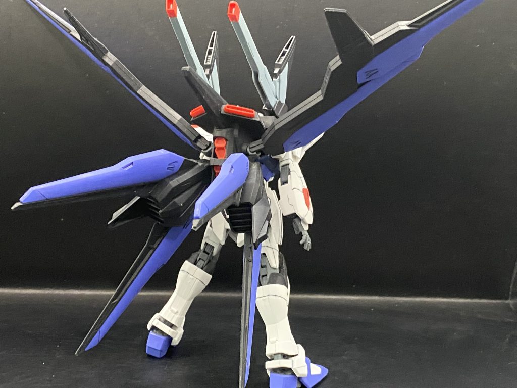 全身を前後から武装はほとんど取り払われた状態ですがスーパーマルチプルアサルトストライカーのおかげでスッキリとしながらも迫力のある機体になってます