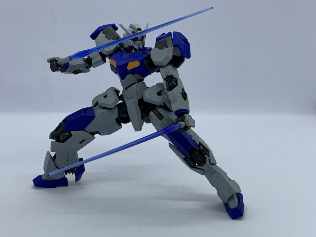 水星系キット初めて組んだけど脚パーツの接続が独特でビックリした。こうして見ると正に令和版デュエルガンダム！な見た目でやって正解だったなと思える。