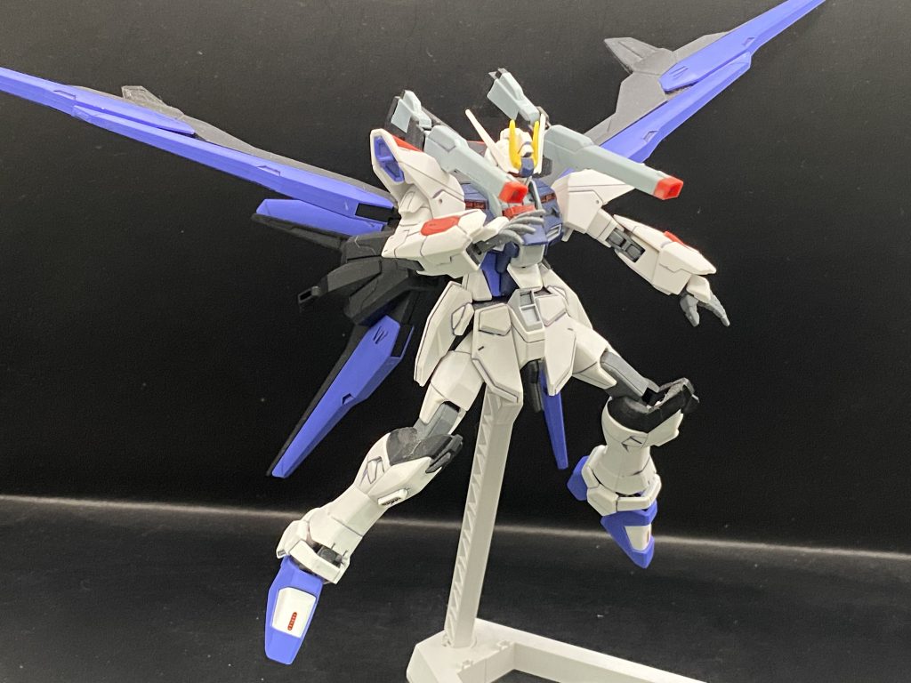 クスフィアス3レール砲はこんな感じで構えて撃ちます腰部についてたのが肩になると印象が結構変わります