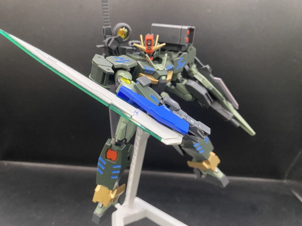 右腕の装甲を外してたのはこのためでしたということでGNソードIIIを装着こちらもスリットの差し込みもでき保持力抜群