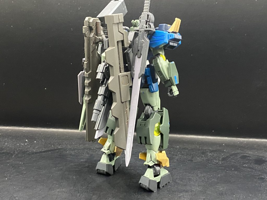 全身を前後から武装全盛りというもっさり具合