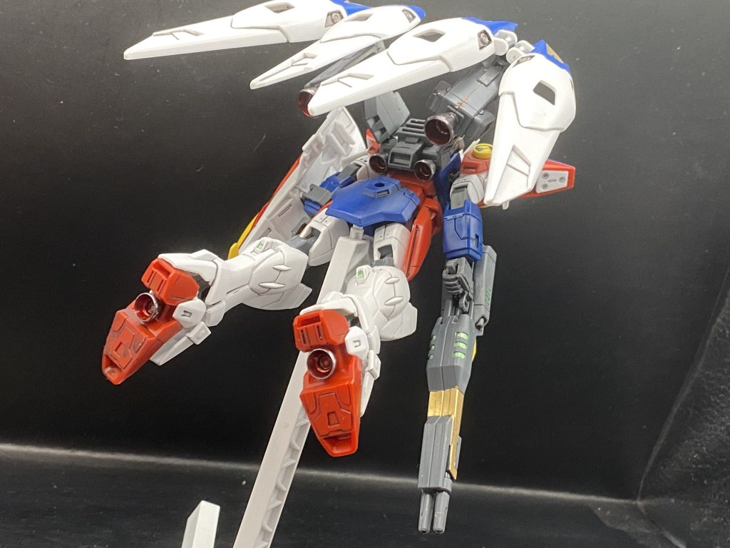 全身を前後から翼を広げられるので小柄ながらも十分な迫力の機体です