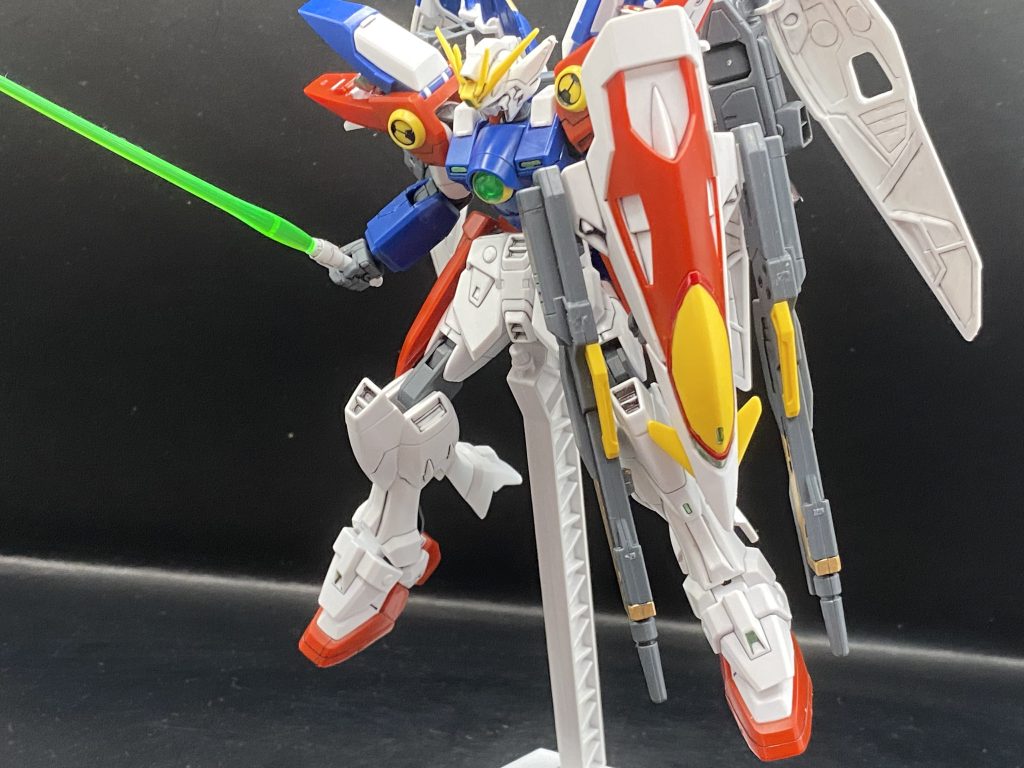 変形ギミックのおかげで脚部と肩アーマーに開閉機構があるので全開モードみたいな感じもできます