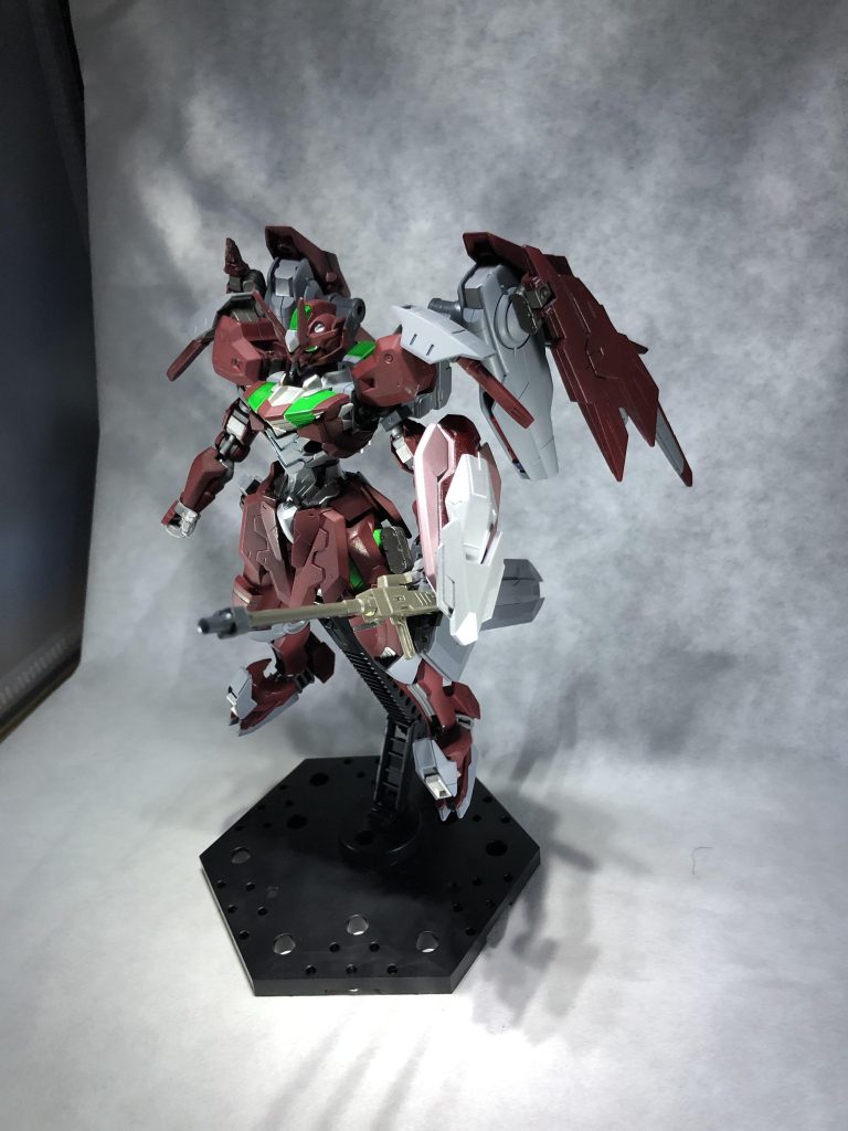 シールドを常に持たせたかったのでエクシアのシールドを改造して雑に穴開けてビットの一部を装着。ちなみにバックパックにもありますが肩のアーマーにビームサーベルを二本くっつけてます。