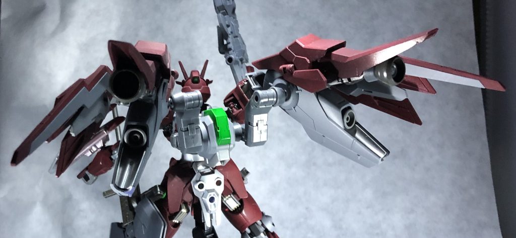 バックパックはミラソウル製フライトユニットに追加のスラスターをつけてみました。ガンビットの一部も付け外し可能なので機動性は半端なさそうな感じになりました。