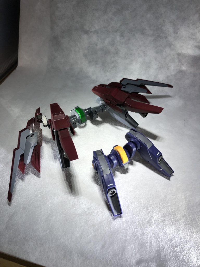 バックパックの見比べ。基本的なシルエットはシナンジュのバックパックをイメージ。接続部分を大きくして部品どうしの接触をなるべく少なくしました・・・が色々盛りすぎて結局接触しそうになってて動かすのが少し大変です。ちなみにガンビットをマウントする翼っぽい部分はイージスナイトから剥ぎ取ってきました。