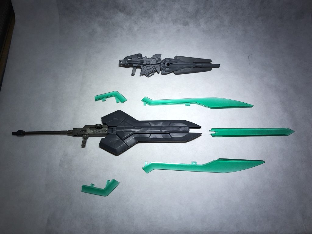 なんかもう学園仕様とか到底無理そうなライフル。ユニコーンのビームマグナムとエアリアルのビームライフルを雑にくっつけました。肩の部分をバルバトスのフレームをミキシングしているので多分衝撃には耐えられるはず・・・。また、対戦艦用のどデカい近接武器も持たせたかったので色々組み合わせてみました。買ってきたものそのまま組み合わせただけですけどなかなかいいんじゃないでしょうか。腕の保持力を強化したおかげで片手で振り回せます