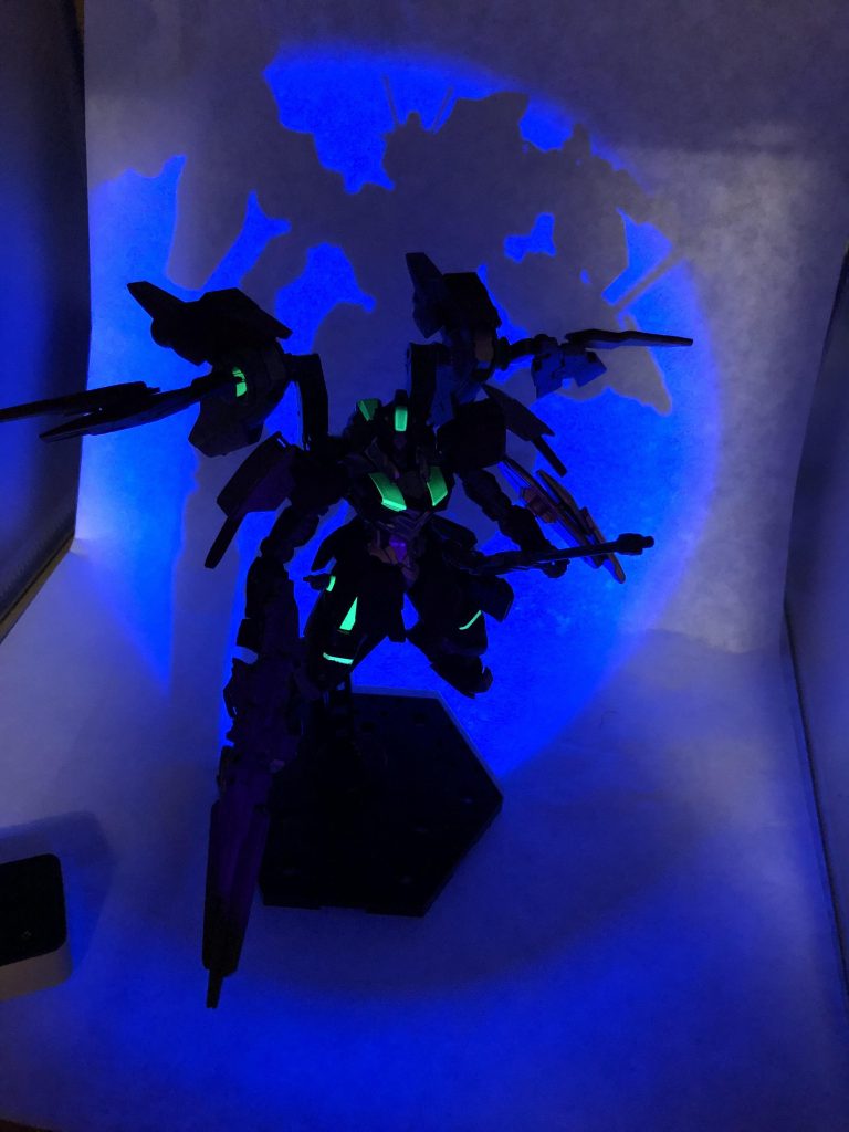ブラックライトで光るギミックありです。元々シェルユニットのあった部分とバックパックのそれっぽいところが光るようにしてあります。ツインアイの部分も光るんですけど写真の角度が悪くて隠れちゃいました・・・。