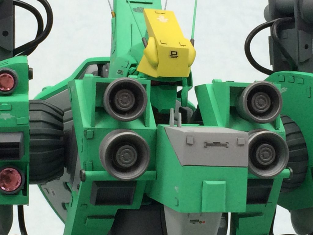 胸部はプラ板で作り、頭はMG Zガンダムをベースにしました