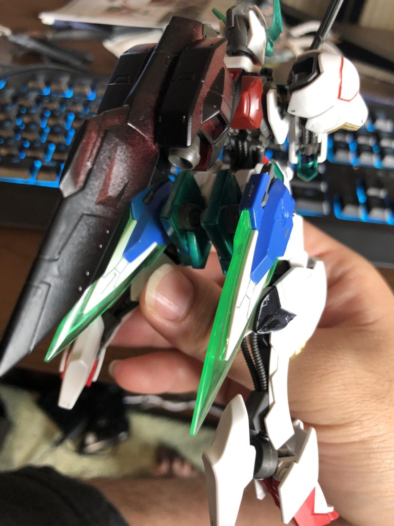 ダブルオーセブンスソード？だったかの膝を移植して、もらったジャンクをそのまま背中につけたりして適当に組んでました。