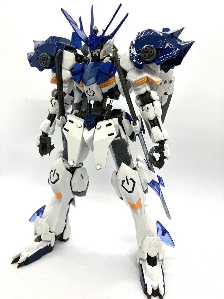 バルバトス・ザ・クリーガァ二刀流の太刀を駆使して戦い更に空中、水中戦も行うことができる接近戦に特化した機体クリーガァはドイツ語で戦士、武士という意味を持つ