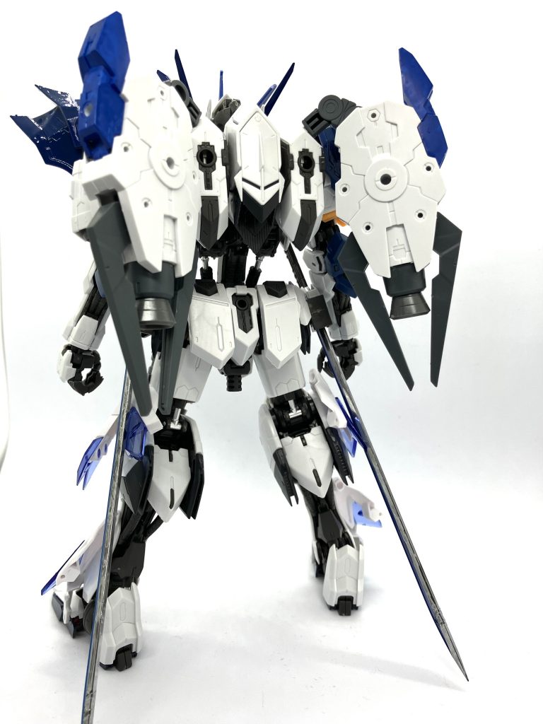 バックパックには二基のバーニアが搭載されており空中での戦闘をサポートするそして脚部に装備されているヒレ状のパーツは水中で自由に動くことが可能で水中戦でも有利に戦うことができる