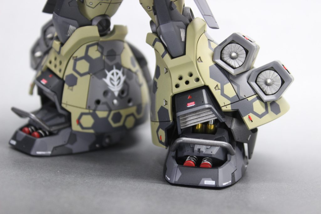 今回の一番好きな部位堂々の第1位!足!あし!脚!!グフフライトタイプで一番特徴的だと個人的には思っている部分で、大きく作られているため偶然にもいろんな隙間があったので、スプリング、シリンダー、バンパーなど、男の子が大好きなパーツを詰め込みました。シリンダーはプラパイプで作成し、初の試みとしてハセガワのフィニッシュシートを貼ってみました。内部のパーツなんでキラッとさせたいと思っていたのでこうかはばつぐんでした。バンパーはタミヤの透明なプラ棒を曲げて作成、足のパーツの隙間にはめてるだけなんで接着すらしていません笑